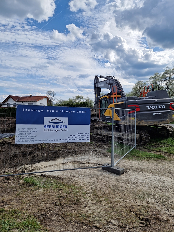 Baustelle mit Firmenbanner